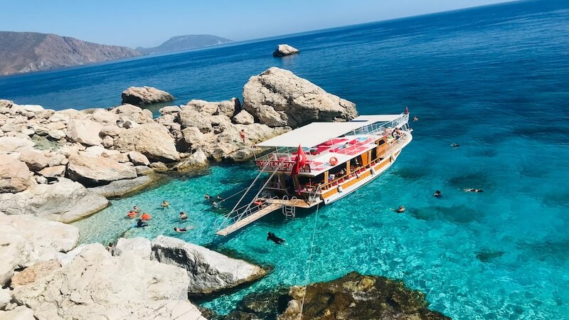 Adrasan’da Tekne Turu Sezonu Başladı: Koylar Ziyaretçilerini Bekliyor