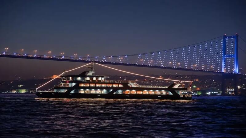 İstanbul’u Tanımanın En Etkileyici Yolu: Boğaz Turu